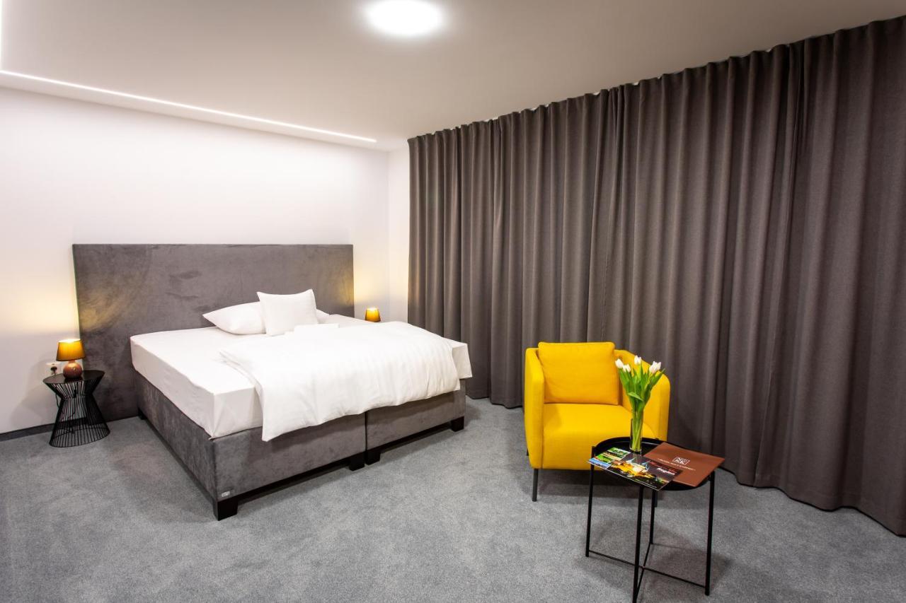 Hotel Novy Kastiel - Self Check-In Topoľčany Екстериор снимка