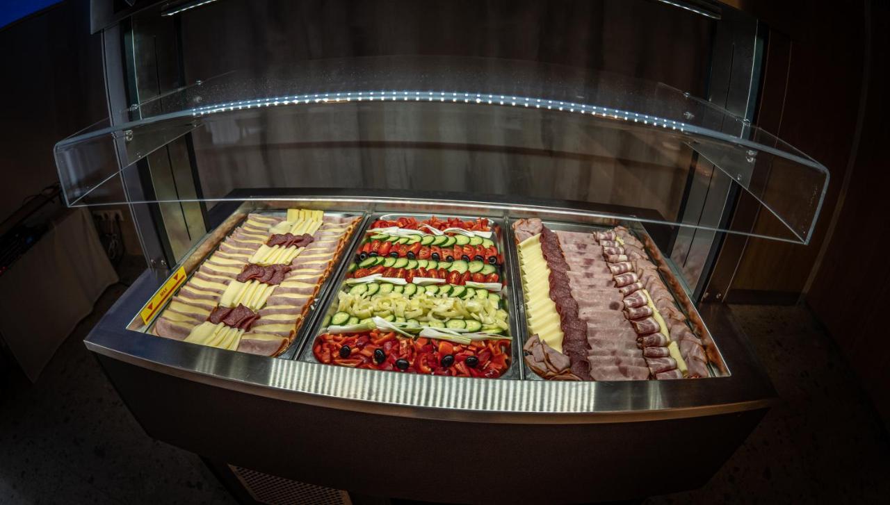 Hotel Novy Kastiel - Self Check-In Topoľčany Екстериор снимка