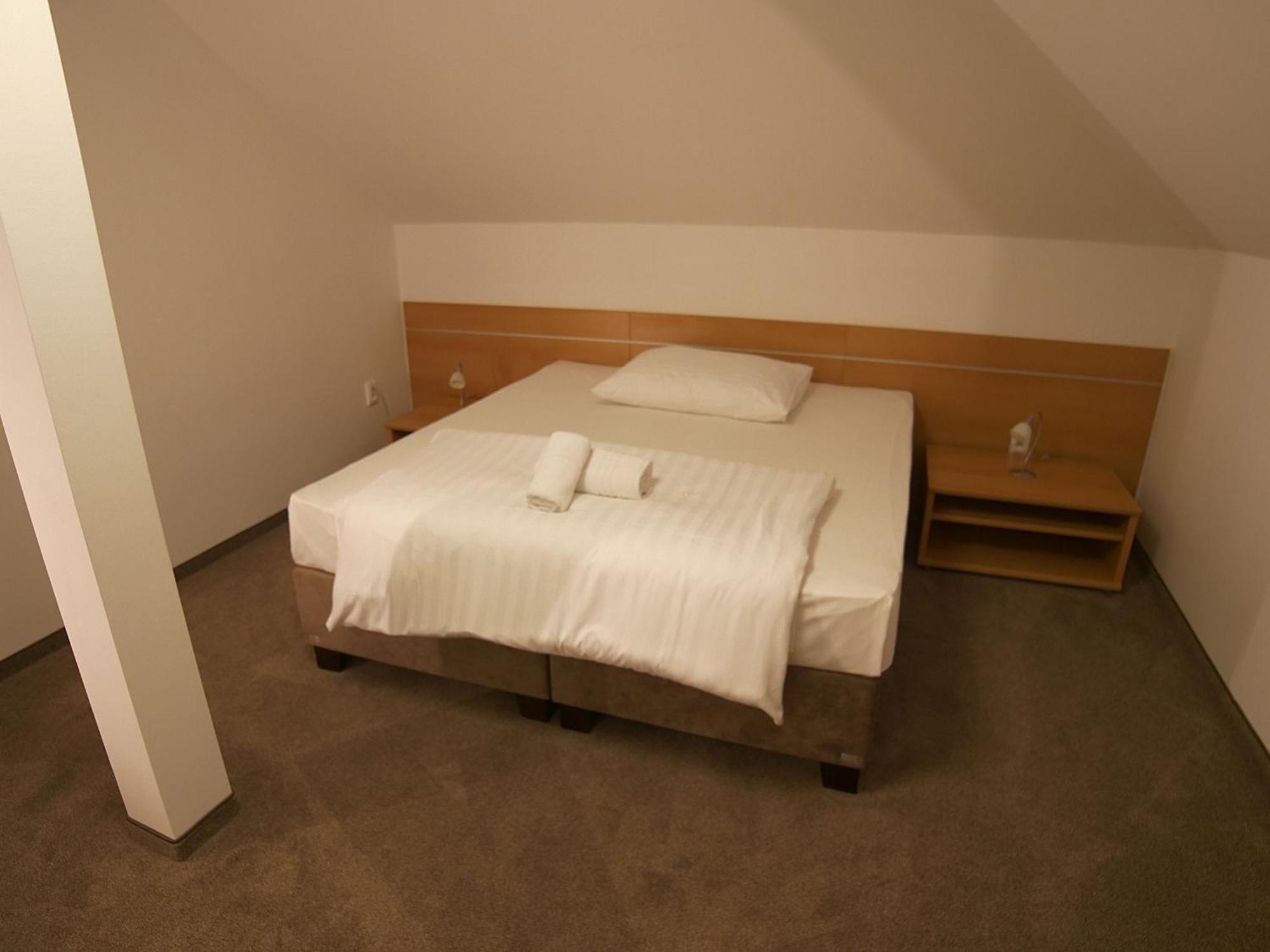 Hotel Novy Kastiel - Self Check-In Topoľčany Екстериор снимка