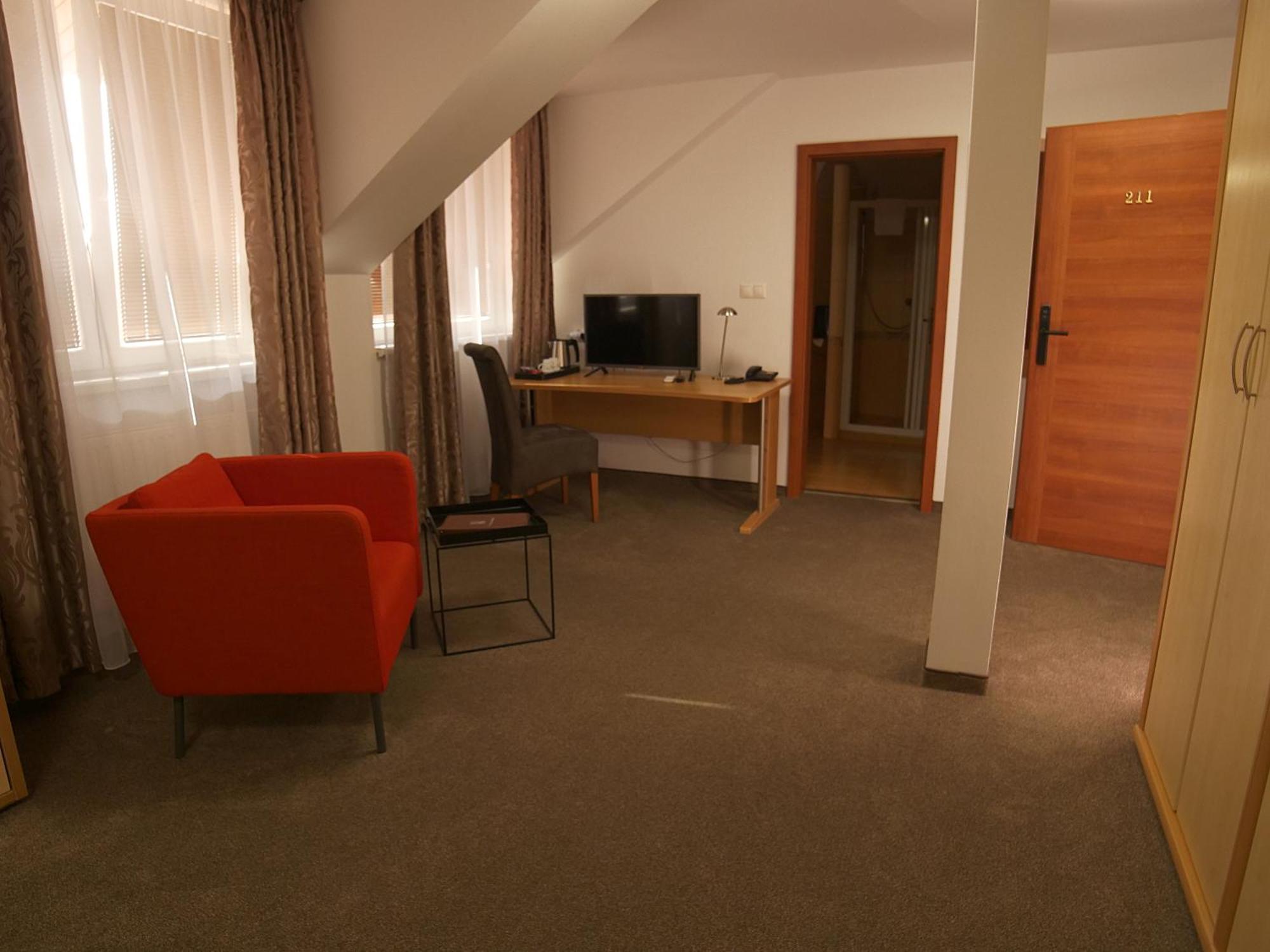 Hotel Novy Kastiel - Self Check-In Topoľčany Екстериор снимка